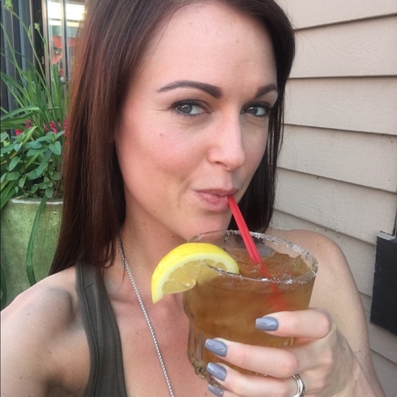 Meet Me? 🤷🏻‍♀️🖤🖤🖤. - Picture 2 of 5